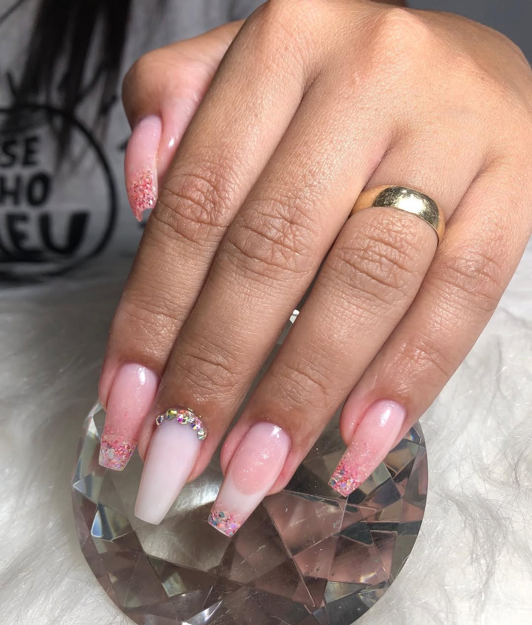 Unhas delicadas em tons claros