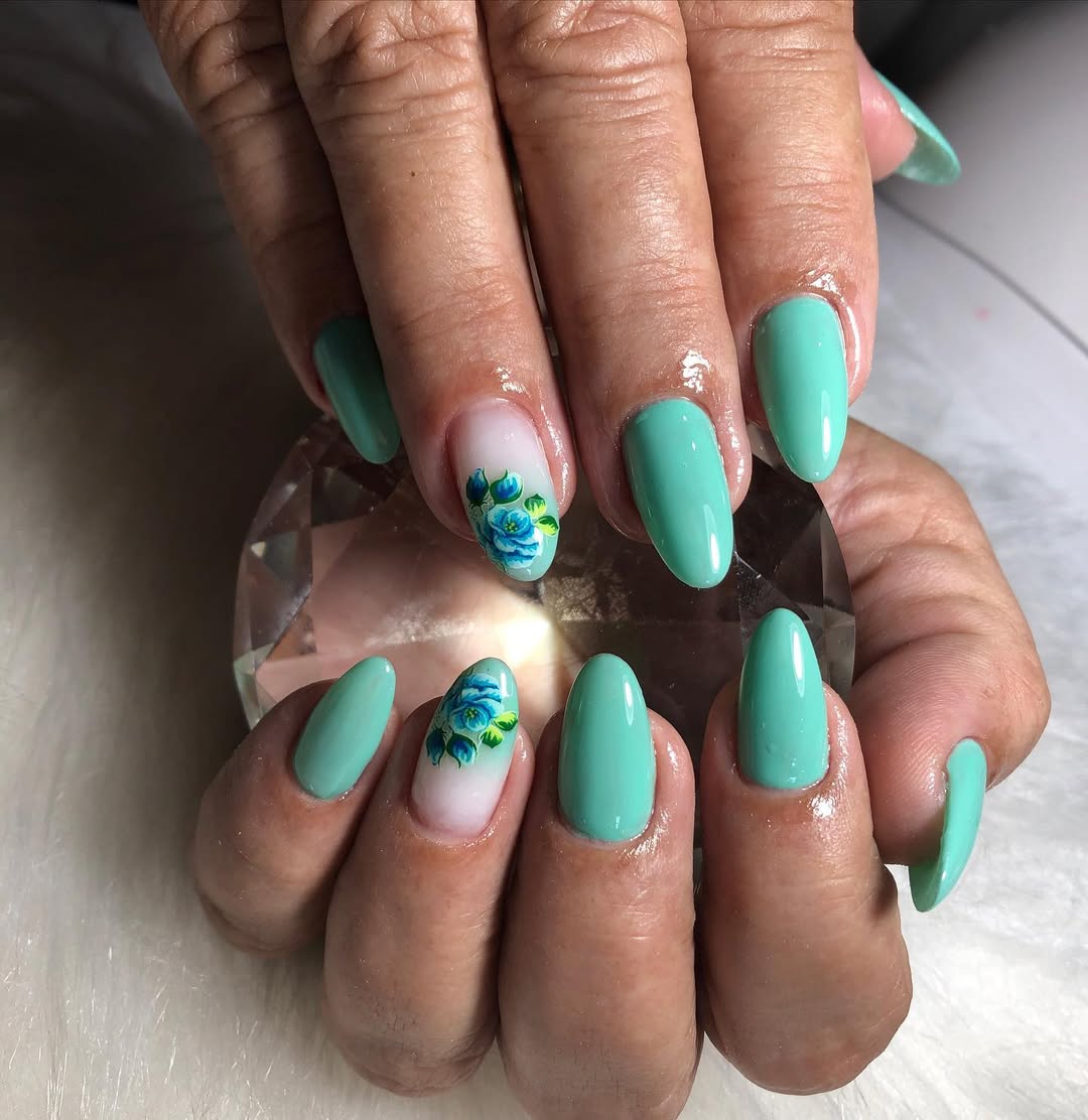 Mãos com unhas pintadas
