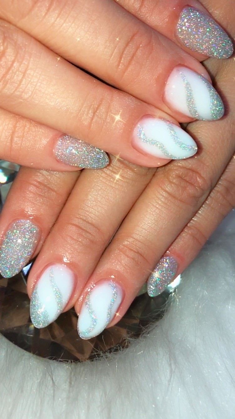 Mãos com manicure delicada