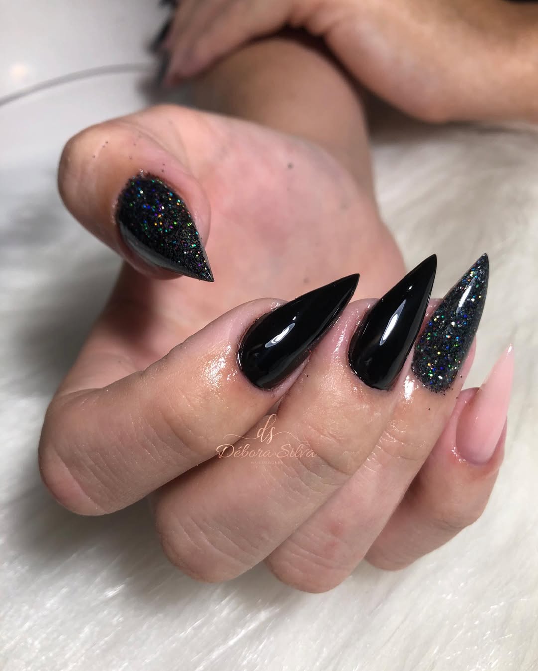 Aplicação de esmalte com brilho