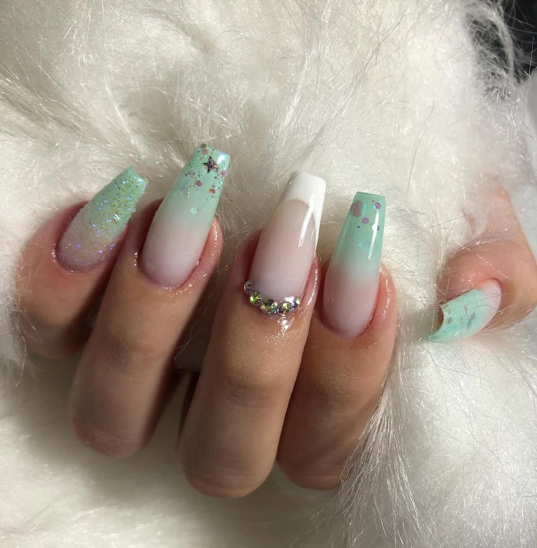 Foto elegante de unhas feitas com acabamento delicado